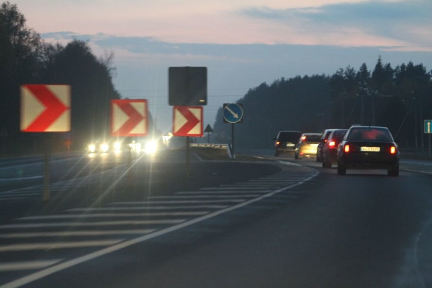 Sudėtingesnė eismo situacija yra šiaurinėje ir pietinėje šalies dalyse, pranešė Lietuvos automobilių kelių direkcija.