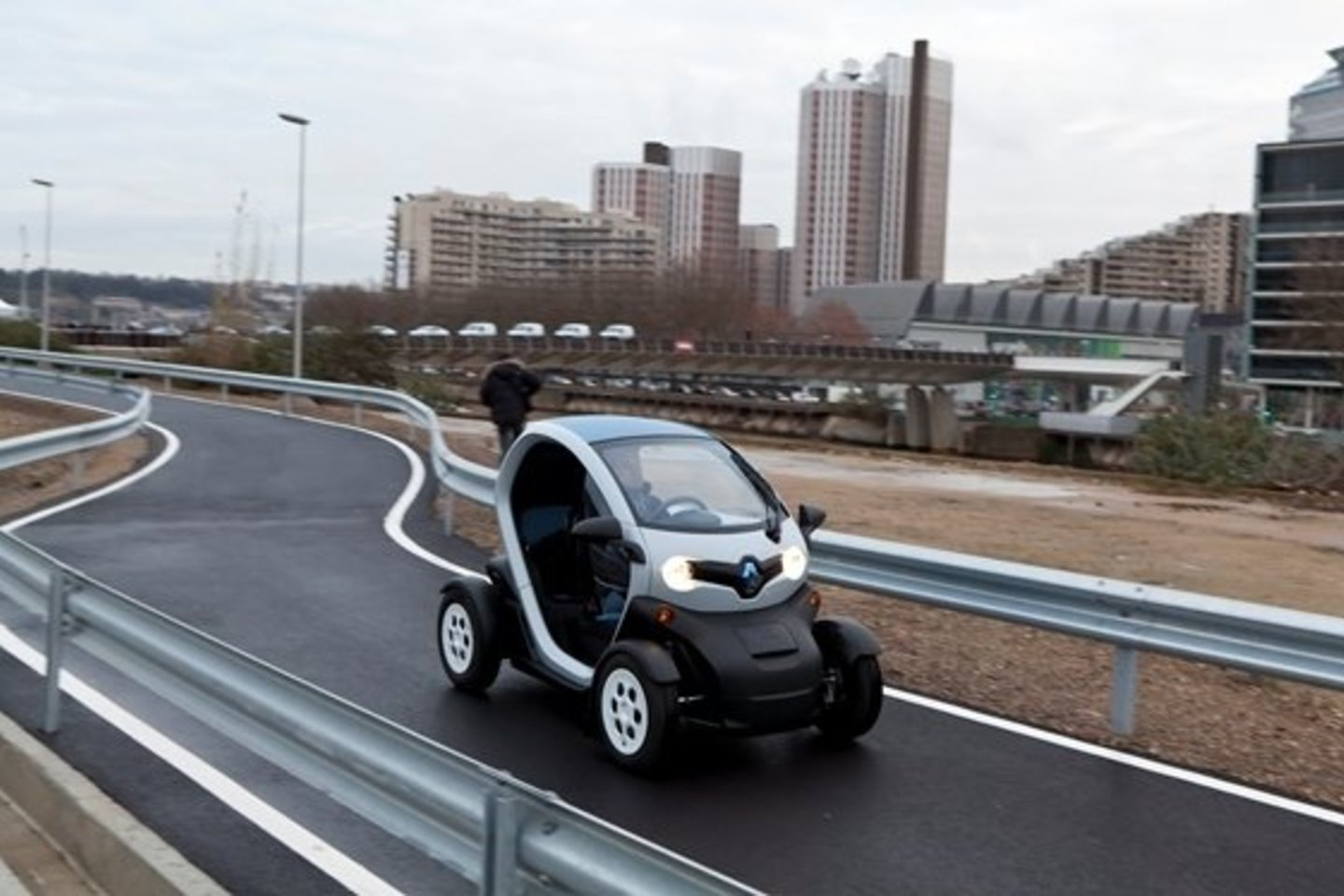Specialiai elektromobiliams skirtoje bandymų trasoje Ile Seguin saloje galima pavairuoti „Kangoo Z.E.“, „Fluence Z.E.“ ir „Twizy“.
