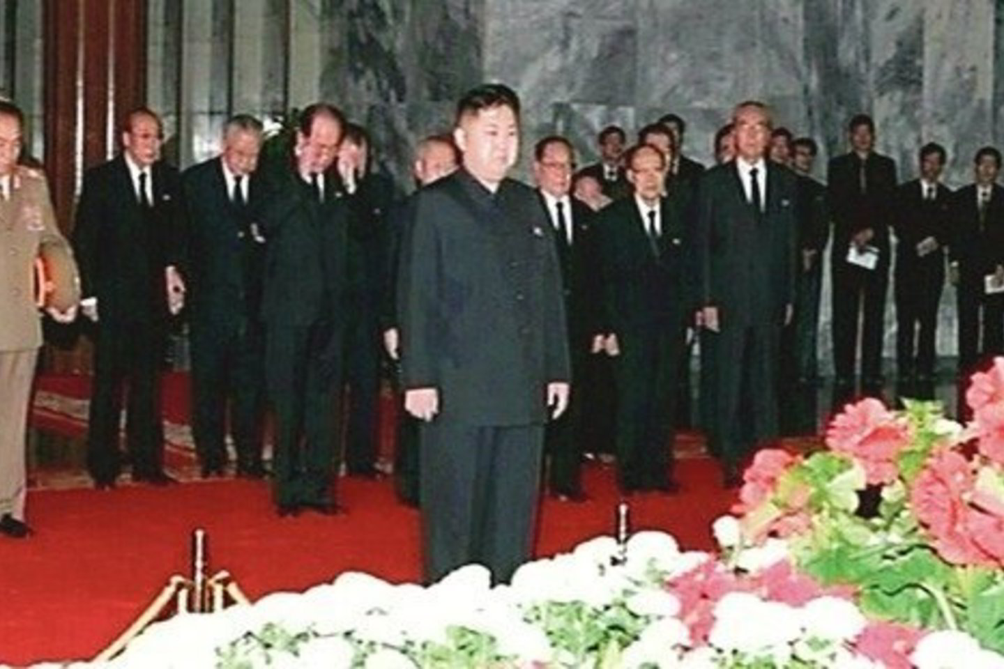 Mirus Kim Jong-ilui lieka neaišku, kas iš dalyvavusių jo pašarvojimo ceremonijoje perims valdžią Šiaurės Korėjoje.