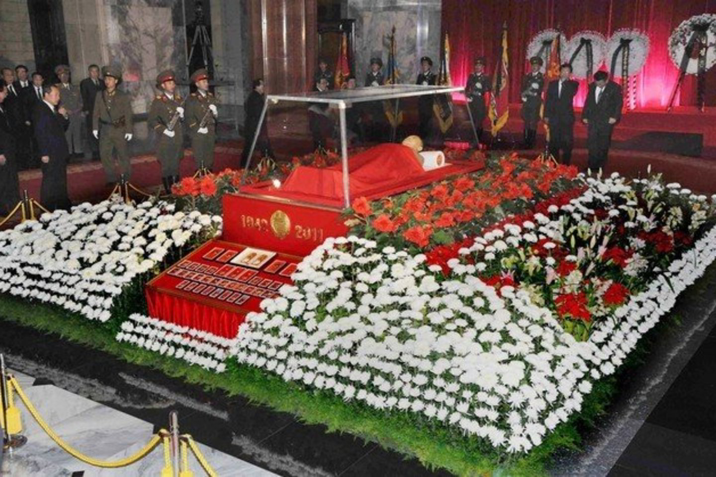 Dabar karstas su Kim Jong-ilo kūnu pastatytas po skaidriu kupolu atsisveikinimui Kumsusano memorialiniuose rūmuose