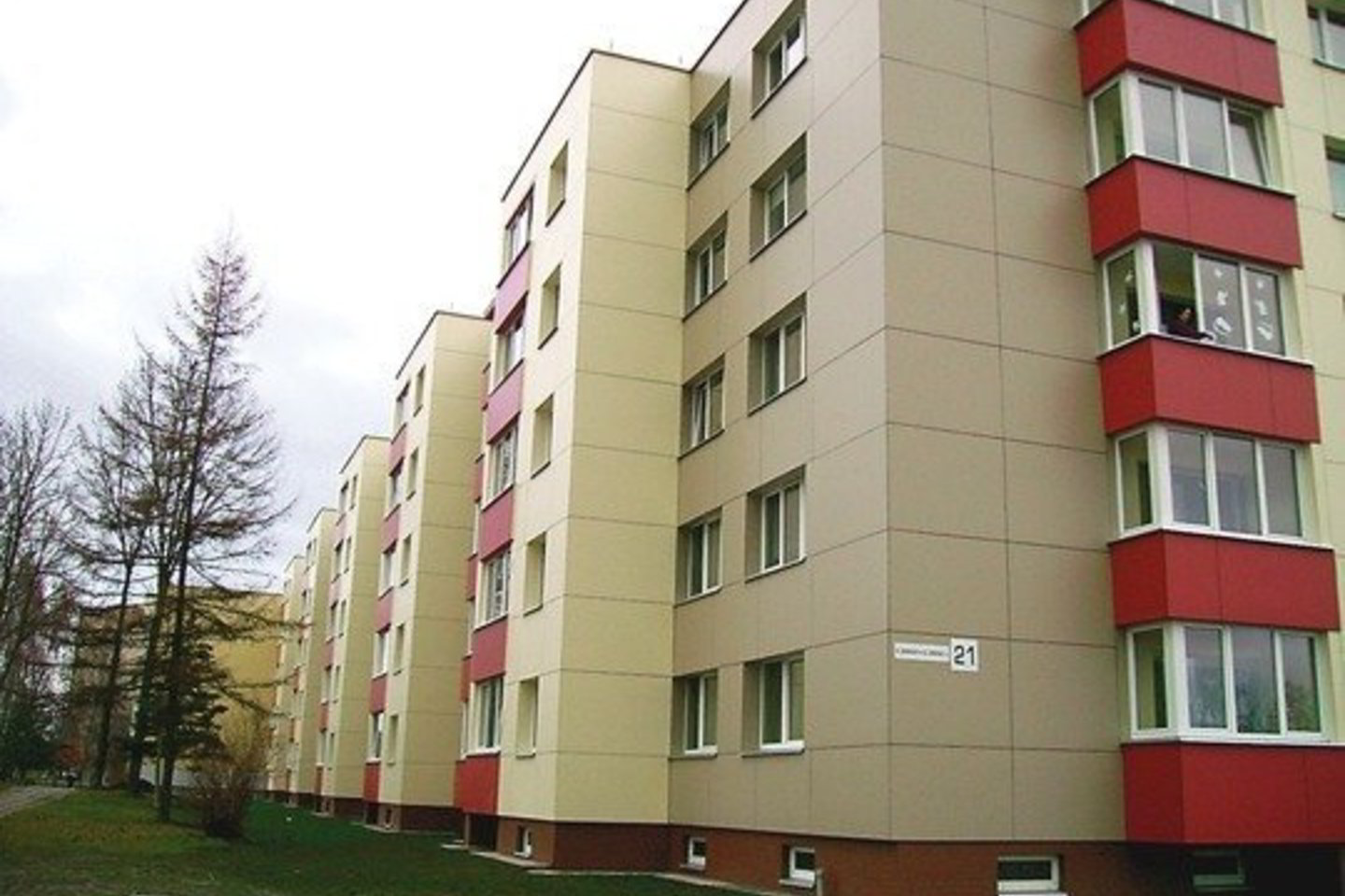 Šio daugiabučio gyventojai su nerimu laukia ieškinio iš jį atnaujinusios statybų bendrovės.