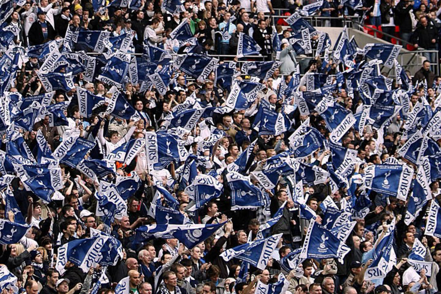 Ketvirtadienio vakarą „White Hart Lane“ stadionų darbuotojai filmuos visus sirgalius.
