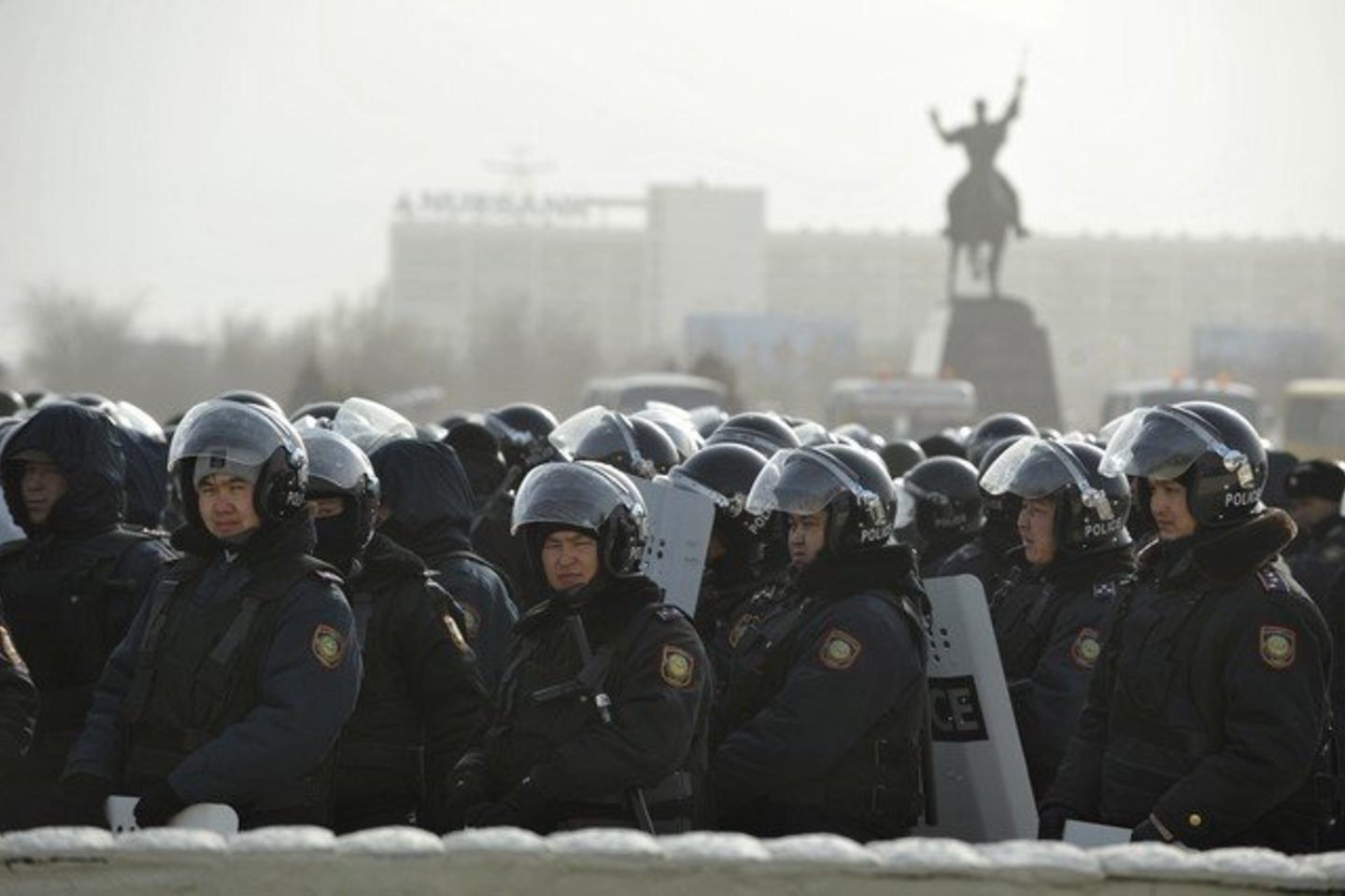 Liudininkai pasakojo matę, kaip policija šaudė į neginkluotus protestuotojus.