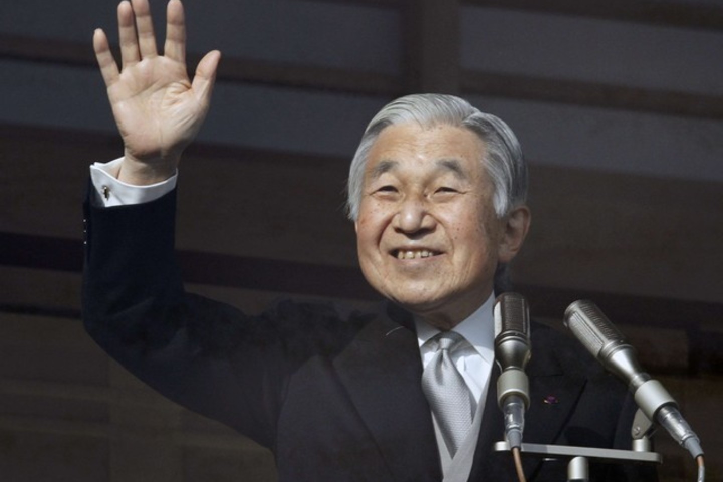 Imperatoriaus vaidmuo iš esmės tėra reprezentacinis, tačiau dauguma japonų savo valdovą itin gerbia.