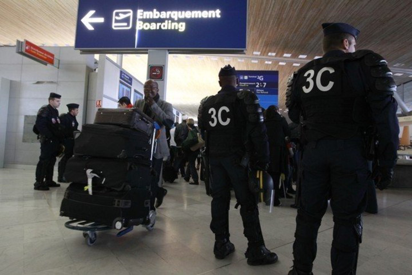 Siekdami užtikrinti netrikdomą oro uostų darbą su keleiviais, vyriausybės nurodymu iškviesti 180 policininkų ir 80 žandarų.