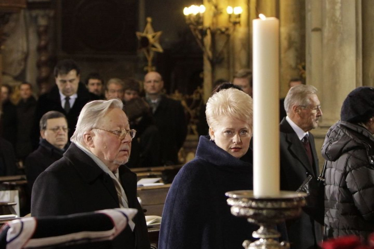 Lietuvos prezidentė D.Grybauskaitė ir europarlamentaras V.Landsbergis atiduoda pagarbą V.Havelui.