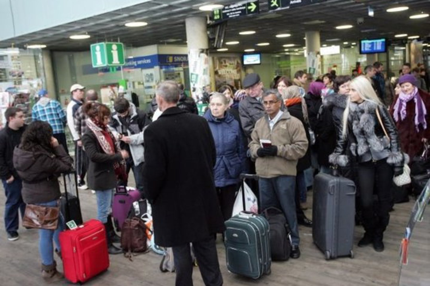 Kauno oro uostas šią savaitę buvo pilnutėlis atvykstančių emigrantų ir išvykstančių svetur kauniečių.