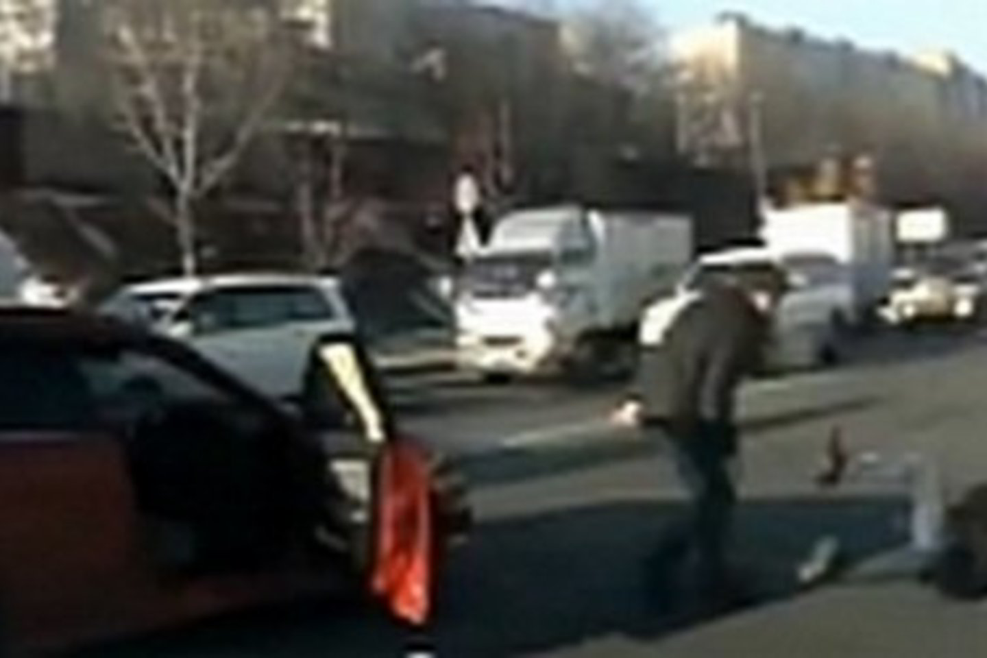 Pėsčiasis ir automobilio vairuotojas mušėsi tiesiog gatvėje.