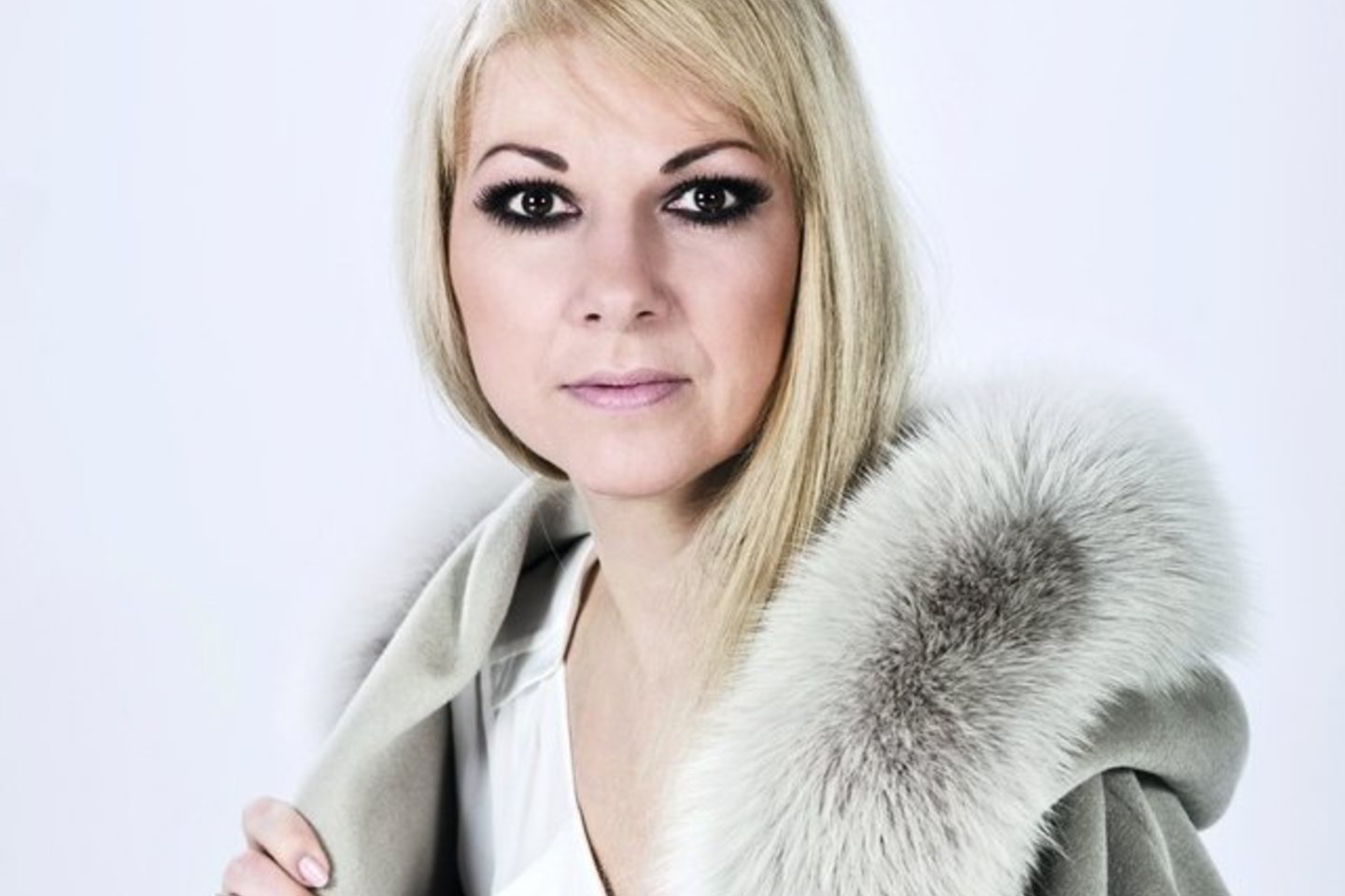 "Vaidmuo yra tik vaidmuo, o gyvenimas yra gyvenimas. Negali pasilikti vakarykščiuose užkulisiuose. Netapatinu gyvenimo su scena", - sakė Asta.
