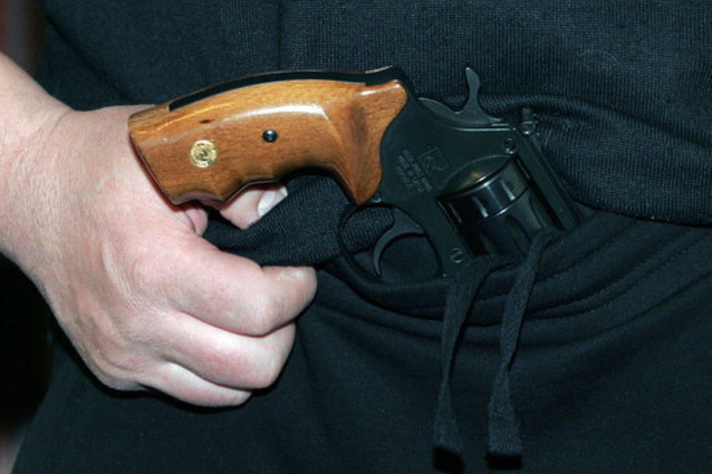 Skelbiama, kad aštuoni policininkai valgykloje šiek tiek išgėrė, o tada vienas jų pradėjo šaudyti.