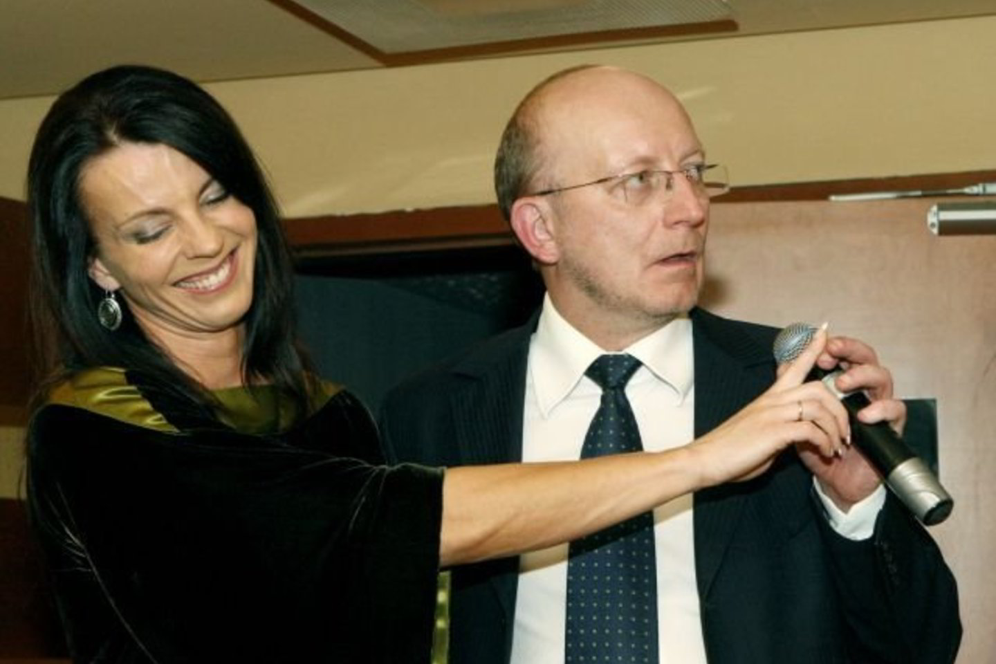 Ministerijos vidaus kieme vyko iškilminga apdovanojimų teikimo ceremonija „Metų cvekai 2011“, kuriame dalyvauja Seimo nariai Arūnas ir Inga Valinskai, kurių partija neseniai tapo LiCS dalimi.