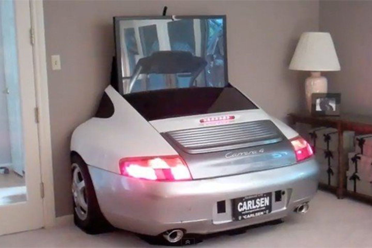 „Porsche“ dizaineriai, sukūrę „Porsche 996“ turbūt net nesapnavo, kad vieną dieną jų automobilis taps namo interjero dalimi.
