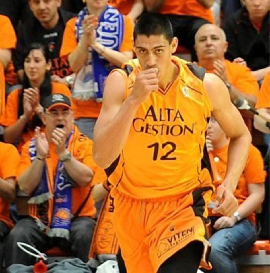 26 metų 209 cm ūgio žaidėjas rungtyniavo Fuenlabrados „Baloncesto“ ekipoje, tačiau dėl noro varžytis stipriausioje pasaulio lygoje atsisakė galimybės karjerą tęsti Ispanijoje. Krepšininkas netgi pats sumokėjo dalį išpirkos.