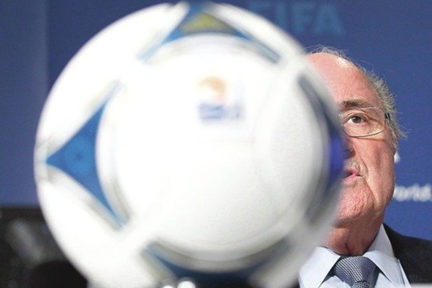 Ilgamečiam FIFA vadovui šveicarui S.Blatteriui šiemet teko atlaikyti ne vieną skandalą.