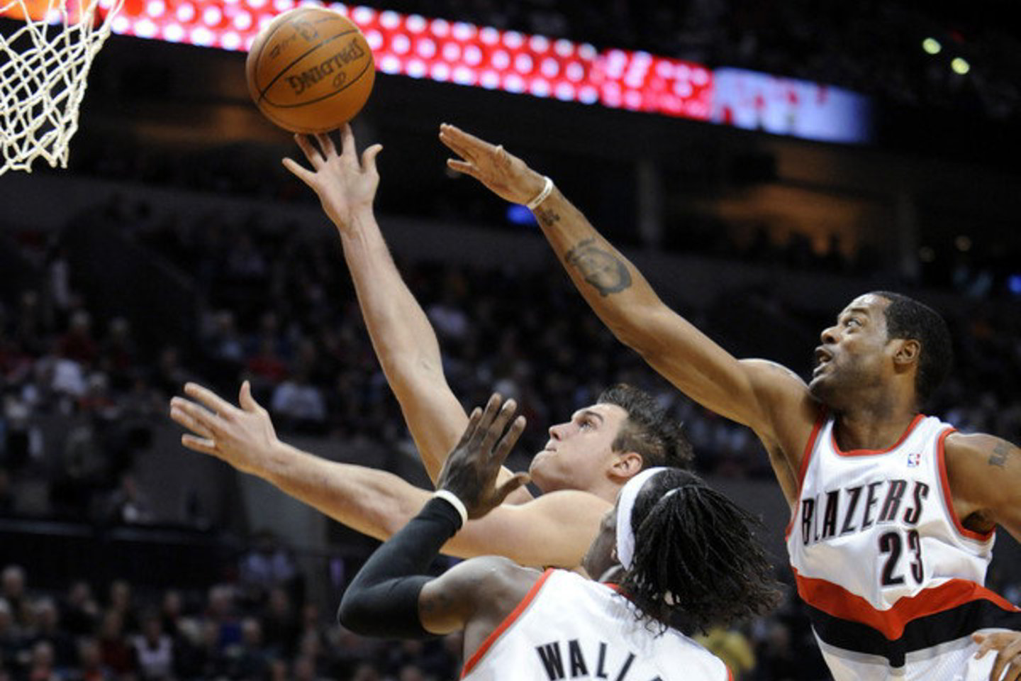„Blazers“ gynybą bando įveikti „Nuggets“ aukštaūgis D.Gallinari.