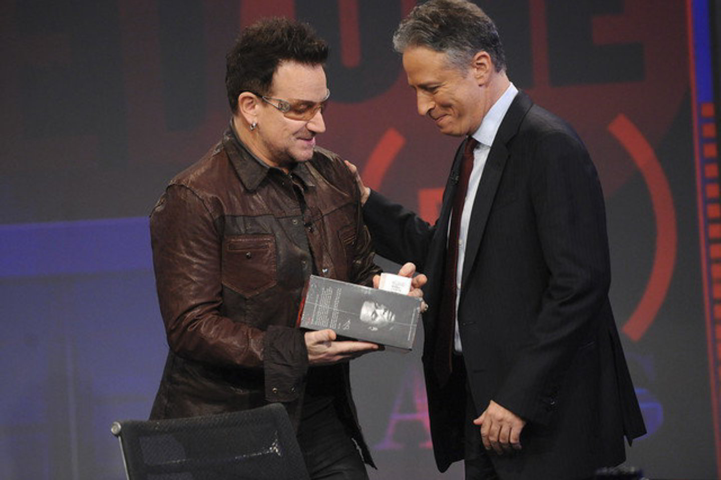 Bono (kairėje) populiarumu nesiskundžia.