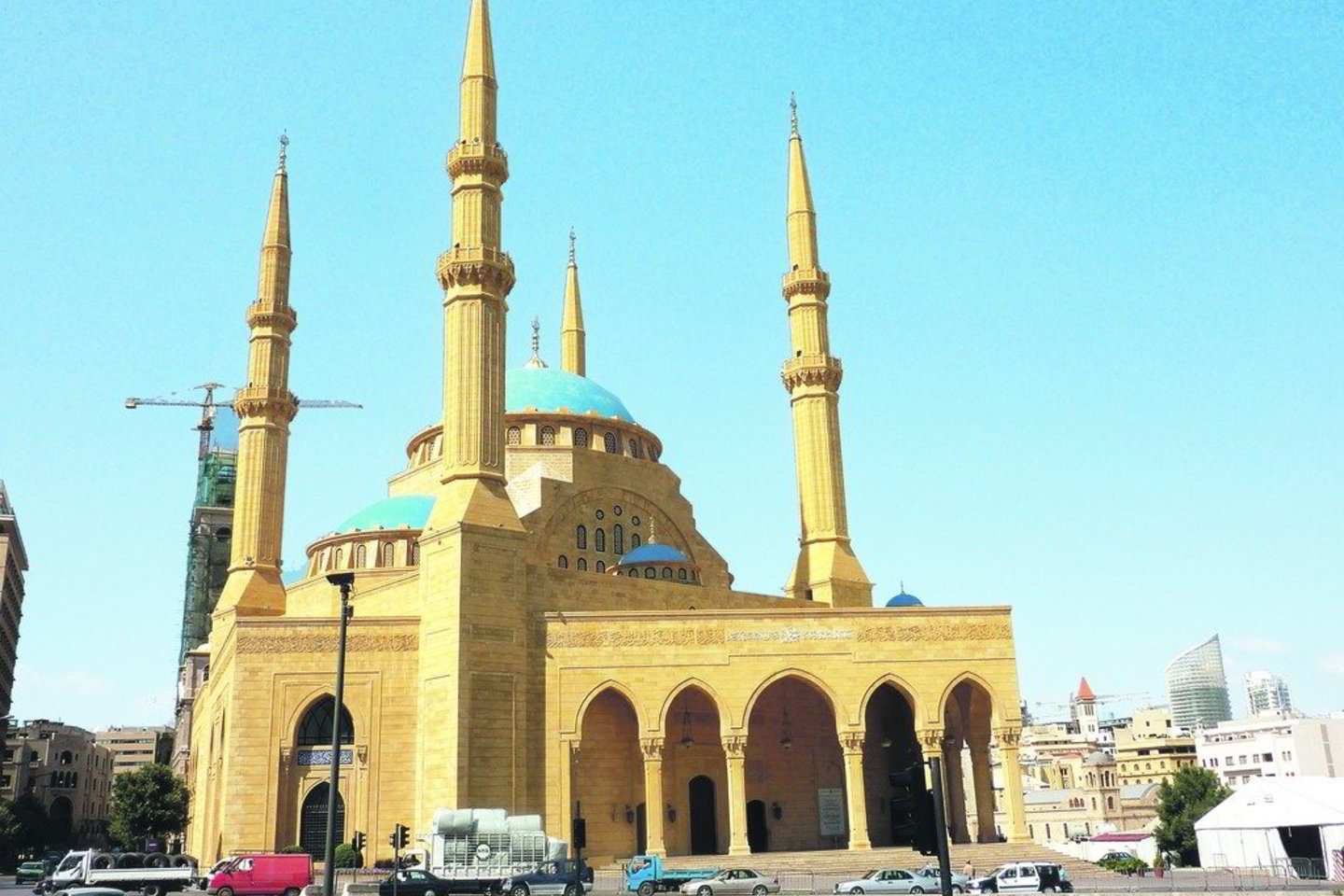 Akį traukia smailiais minaretais dangų remianti musulmonų mečetė.