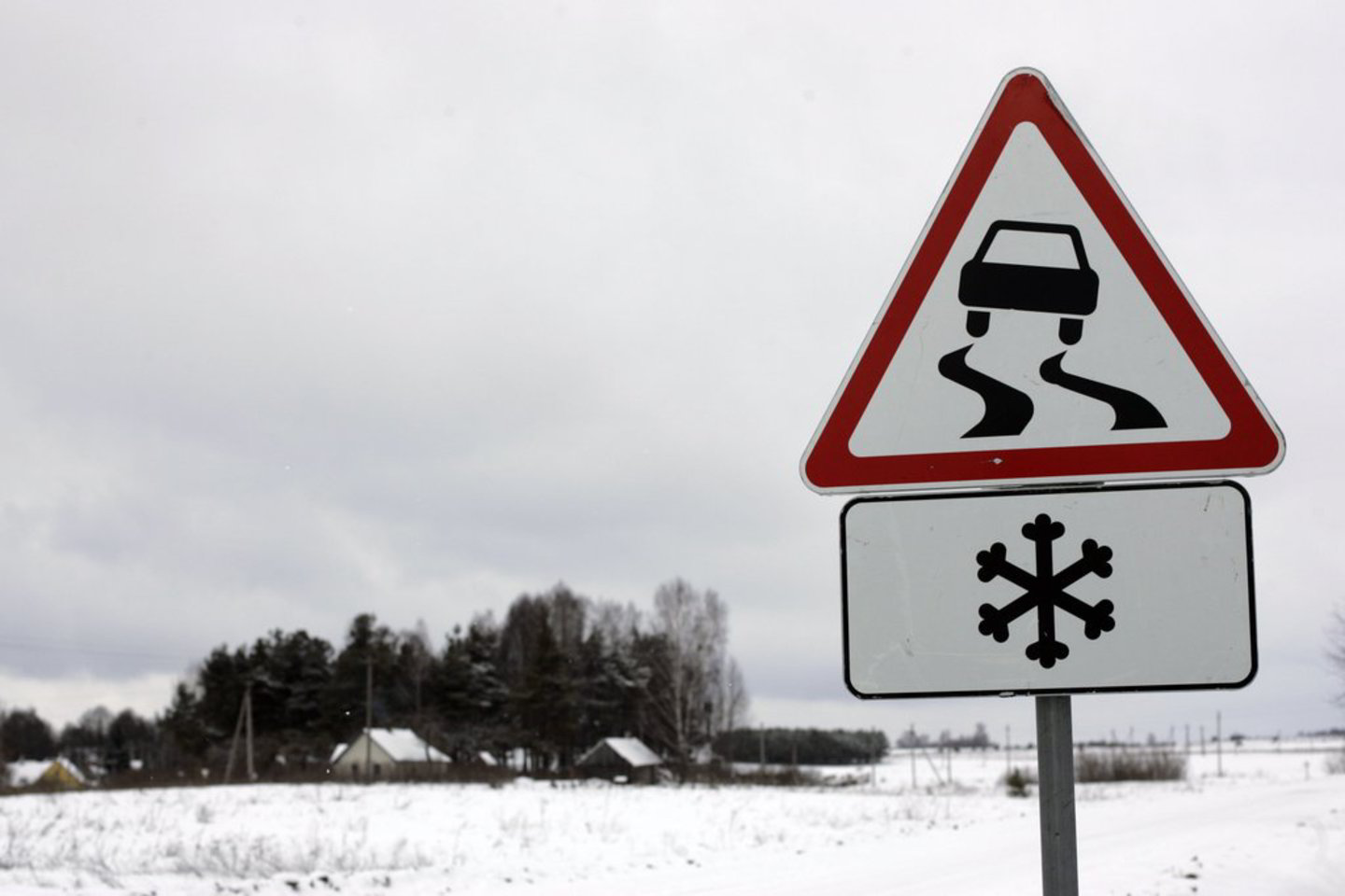 Rytinėje šalies dalyje kai kurie keliai yra slidūs.