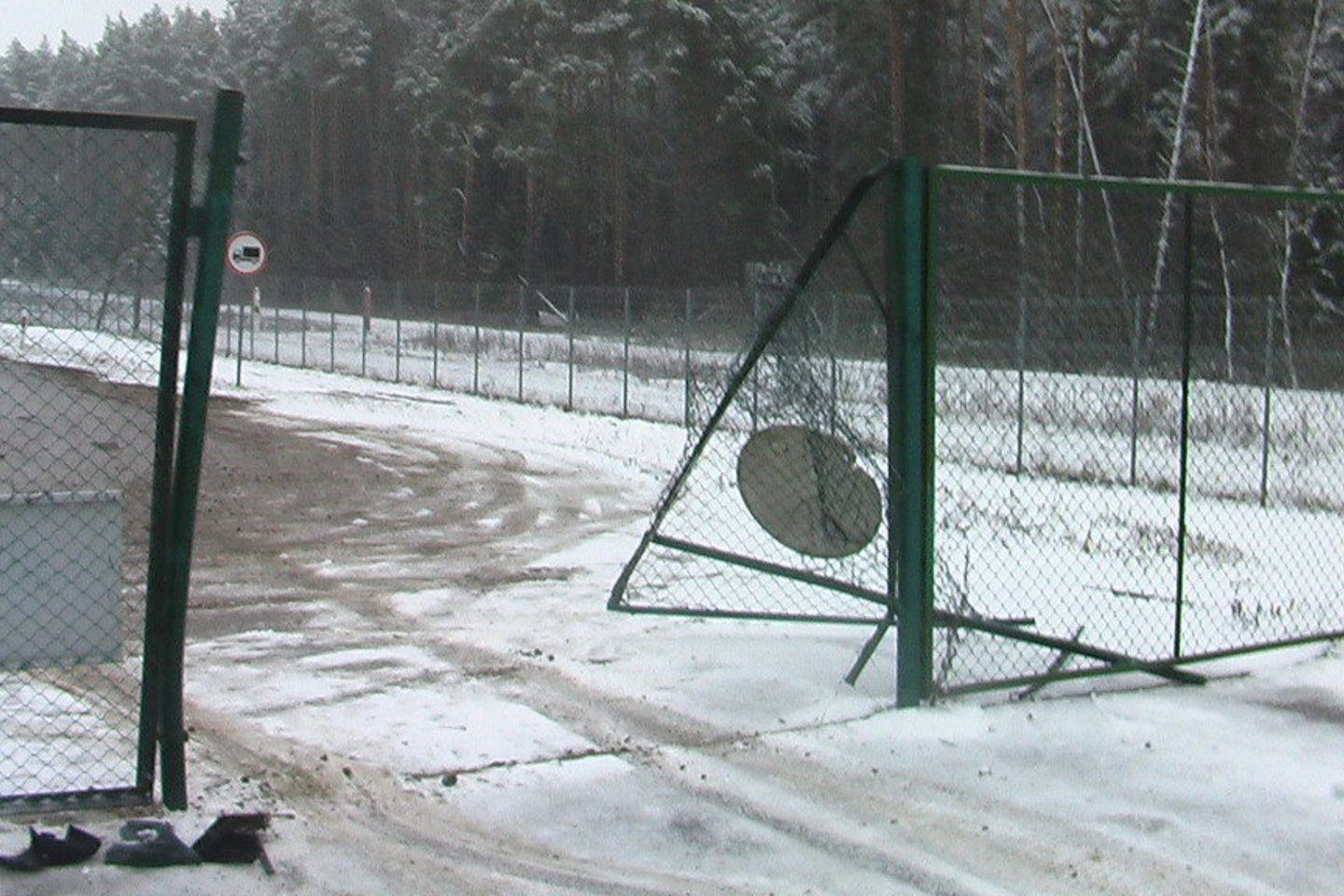 Pirmąją Naujųjų metų dieną į Baltarusiją susiruošęs vykti neblaivus vilnietis savo kelionę baigė taranuodamas Šalčininkų kontrolės punkto tvorą.