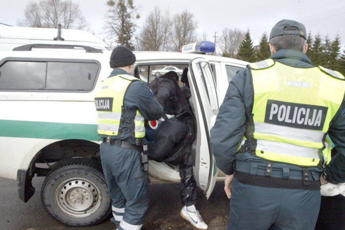 Policijos pareigūnams teko tramdyti neblaivų savo kolegą.