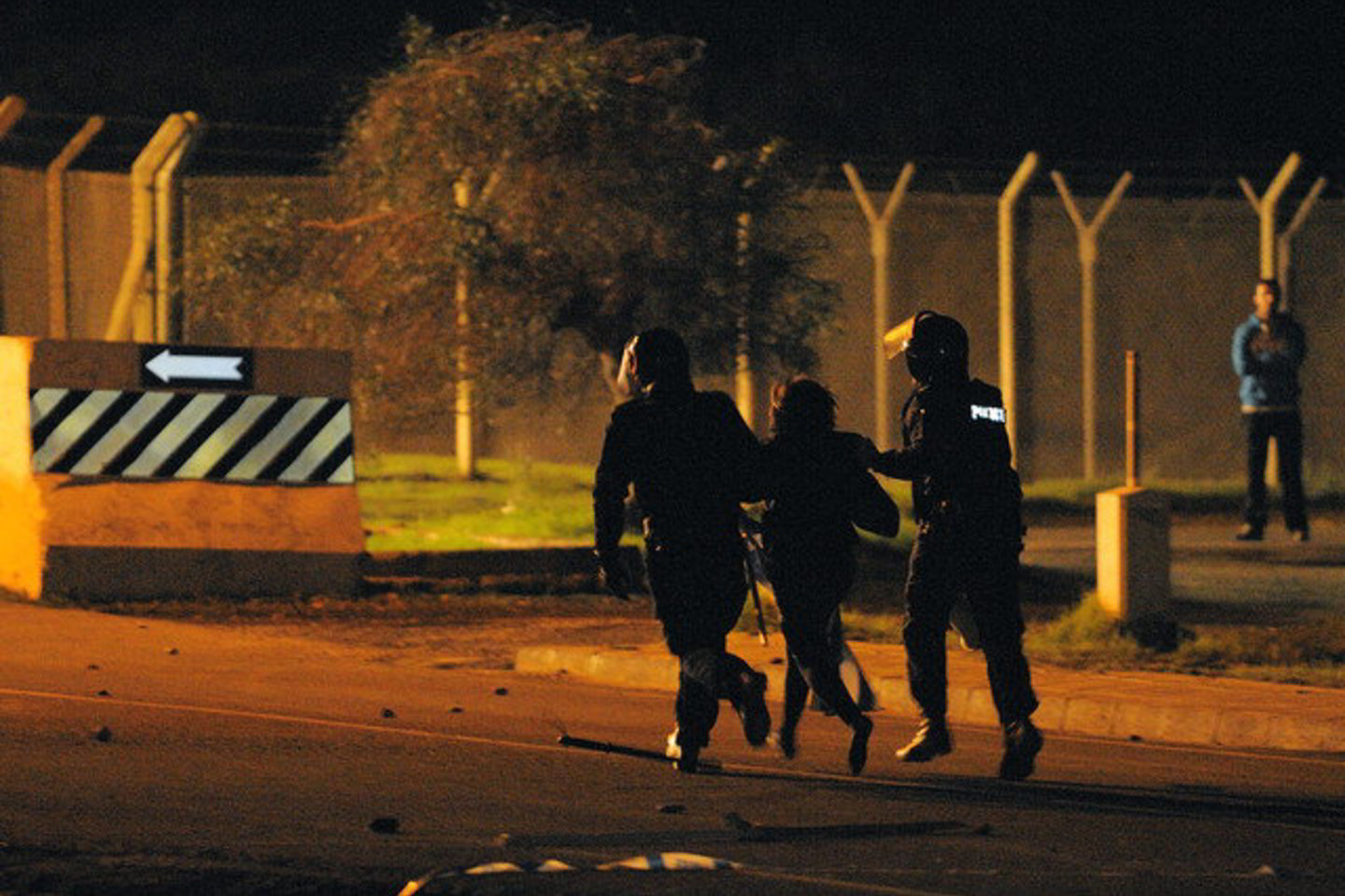 Sužeisti keturi prie bazių patruliavę policijos pareigūnai ir fotoreporteris.