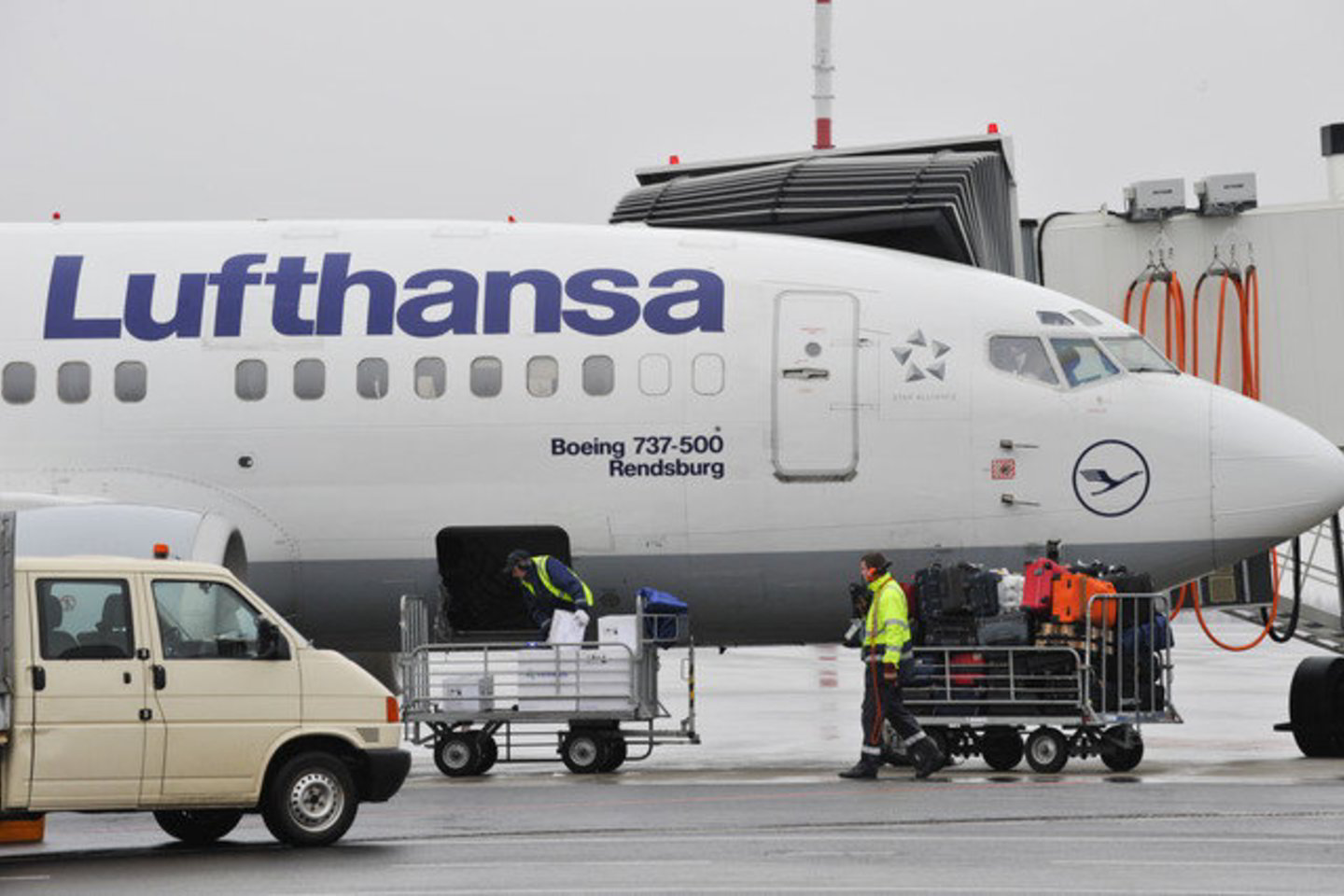 „Lufthansa“ teigia, kad bilietų kainas didins paskatinta ES.
