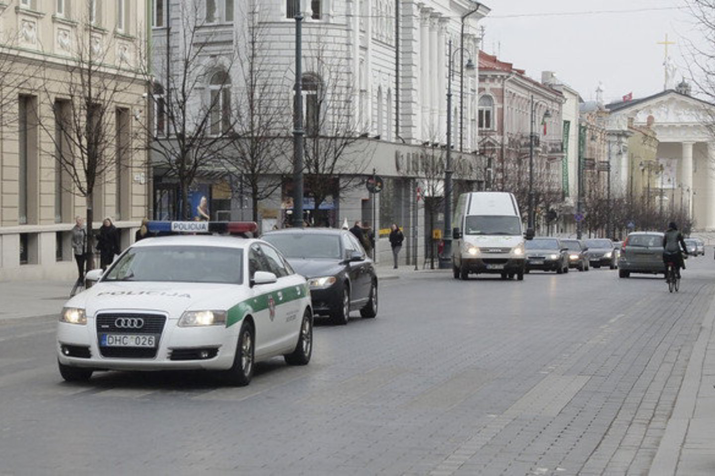 Beveik 200 darbuotojų neteko kriminalinė policija, per 700 - viešoji.