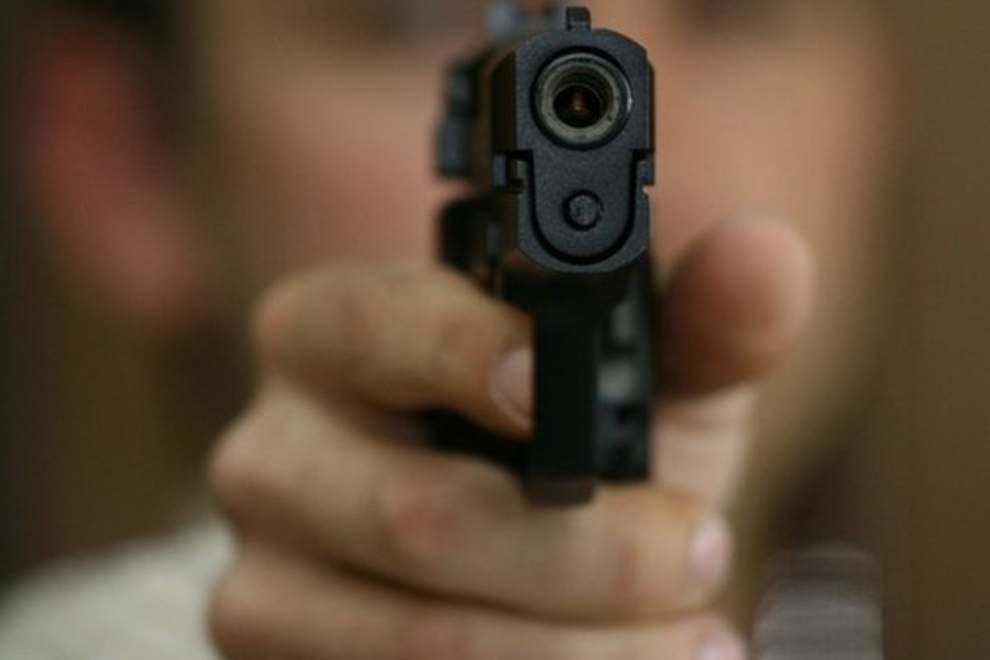 Nuskubėję į mokymo įstaigą, policininkai pastebėjo koridoriuje jaunuolį, kuris jiems pasirodė esąs įtartinas, ir paleido ugnį.