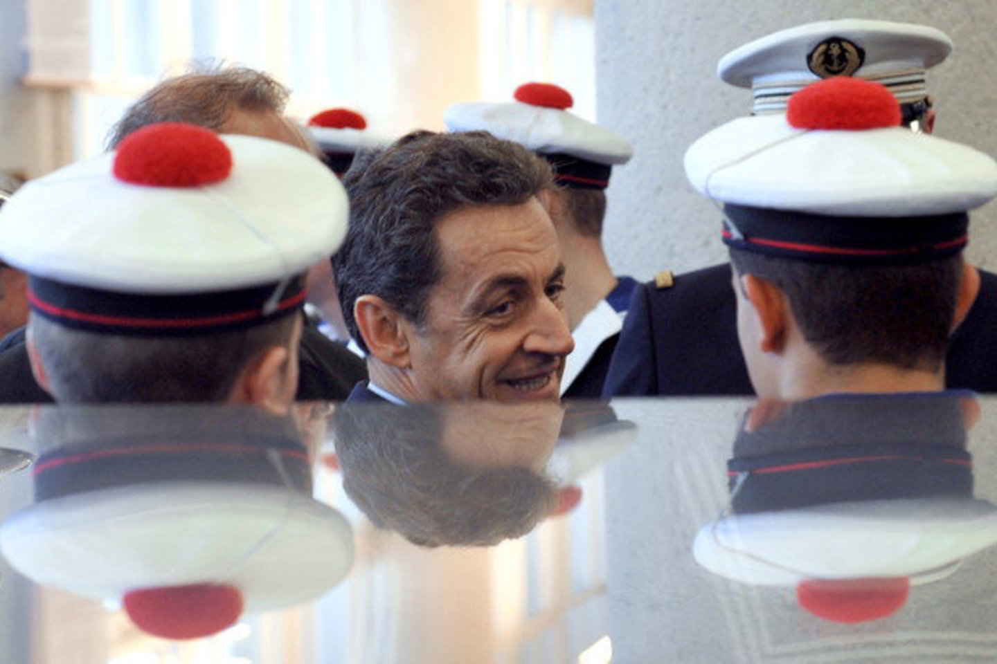 Kartą atsitiktinai buvo nufilmuota, kaip N.Sarkozy iškoneveikė vieną žmogų, atsisakiusį paspausti jam ranką per vieną žemės ūkio parodą.
