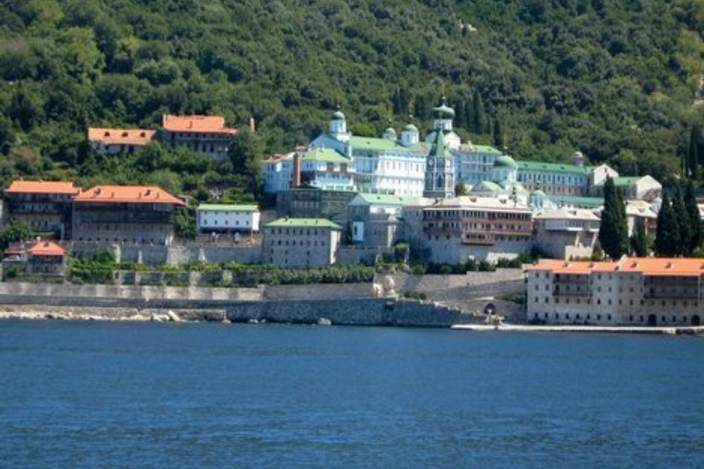 Vienuoliai kapucinai 16 amžiuje atsiskyrė nuo pranciškonų ordino. Jie laikosi griežtesnio gyvenimo būdo.