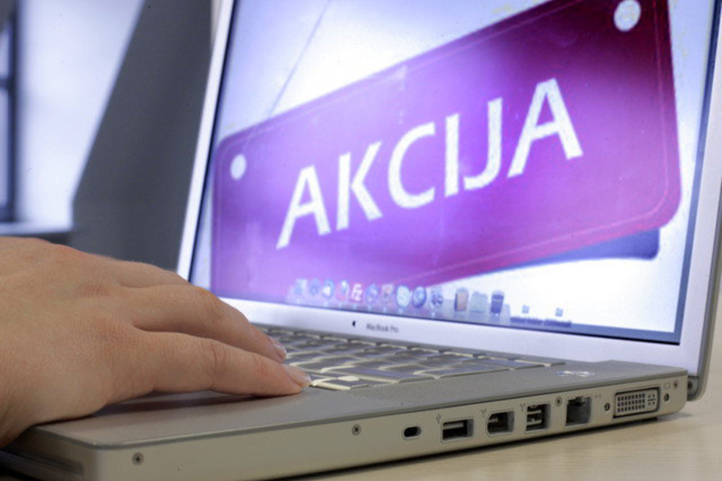 Tuomet, kai prekės užsakomos į namus, apmokėjimas dažniausiai vykdomas internetu ir tiesioginio kontakto su pirkėju nebelieka.