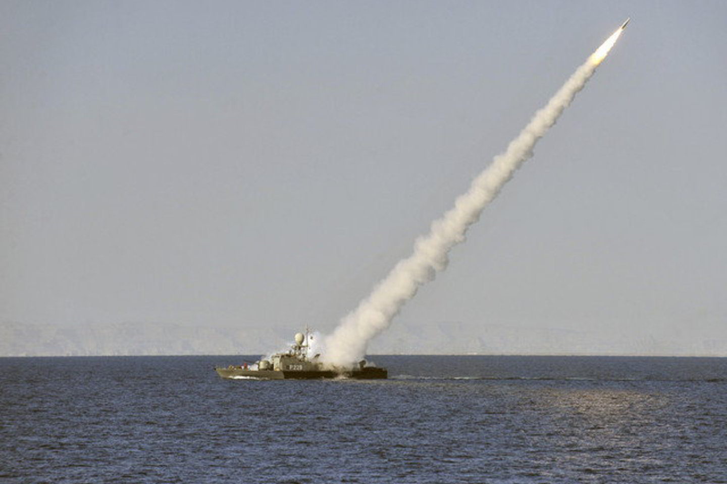Iranas vykdė dešimties dienų pratybas šalia strategiškai svarbaus Ormūzo sąsiaurio, per kurias buvo išbandytos kelios raketos.