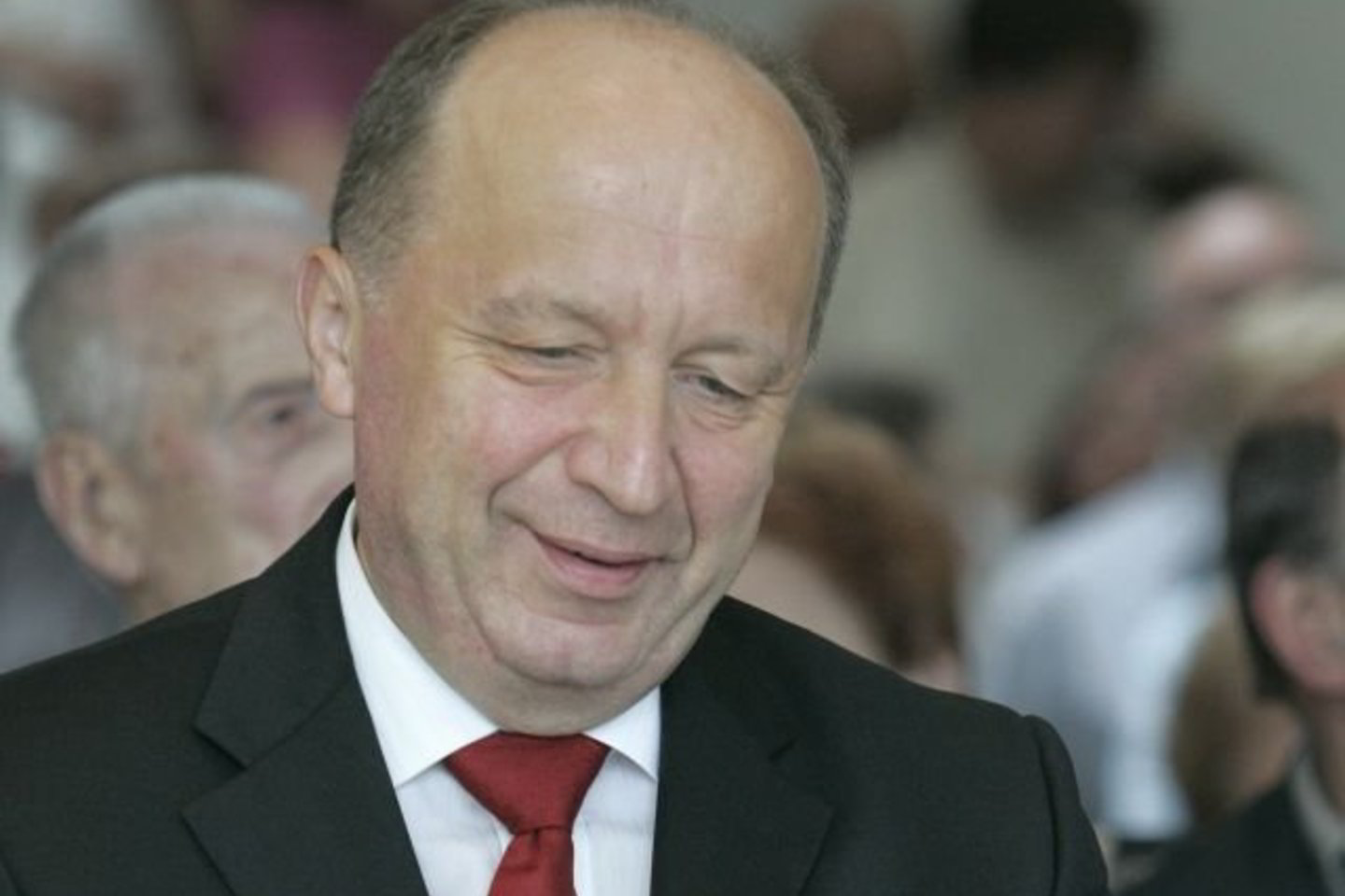 Kolekcininkai iš viso pasaulio, taip pat politika besidomintys aktyvūs žmonės iš Lietuvos ir užsienio kreipiasi su prašymais atsiųsti jiems Vyriausybės vadovo nuotrauką su parašu.