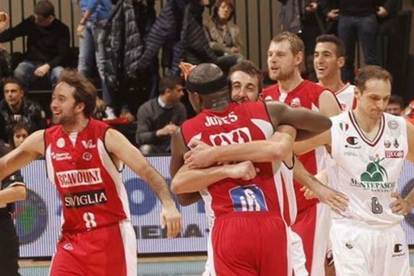 Pezaro klubo krepšininkai čempionus parklupdė išvykoje.