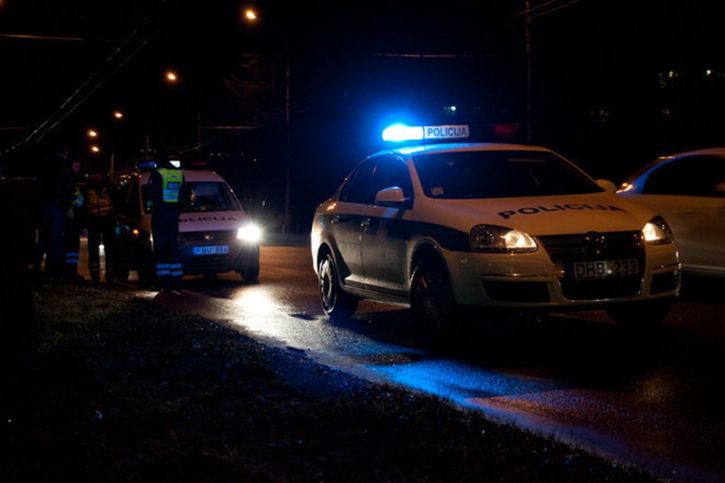 Avarijos vietoje susidarė didžiuliai kamščiai. Čia dirba policijos pareigūnai ir greitosios pagalbos medikai.