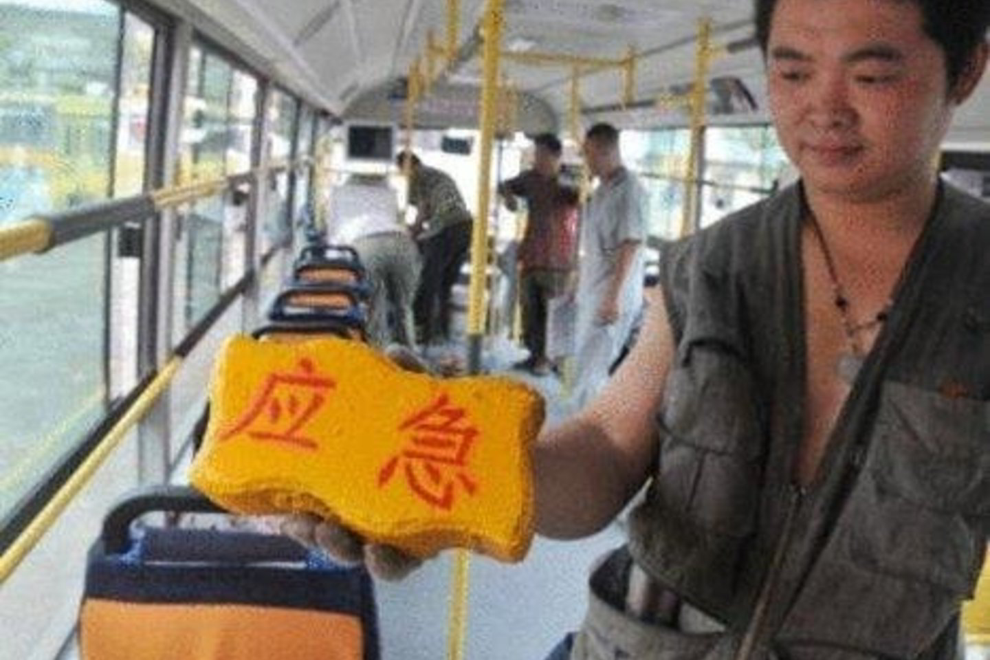 Nespėsite mirktelėti ir plytomis bus aprūpinti visi kinų autobusai, traukiniai (tikimės, kad ne lėktuvai).