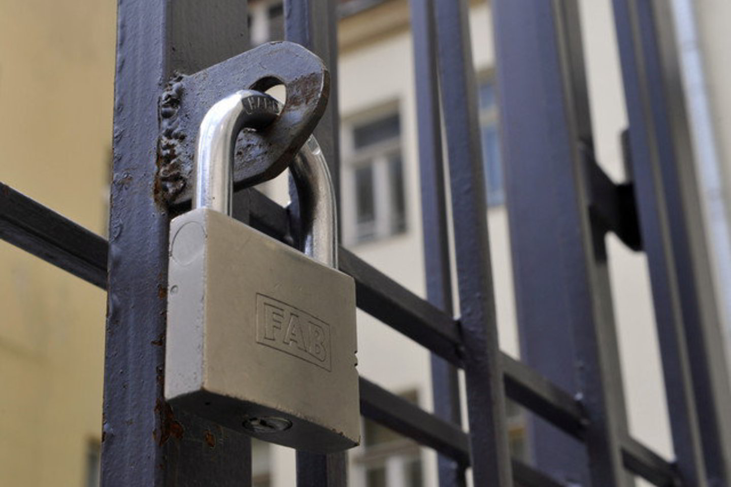 Į ūkinį pastatą vagilė įsibrovė pasinaudojusi apgaule iš šeimininko išviliotais raktais.