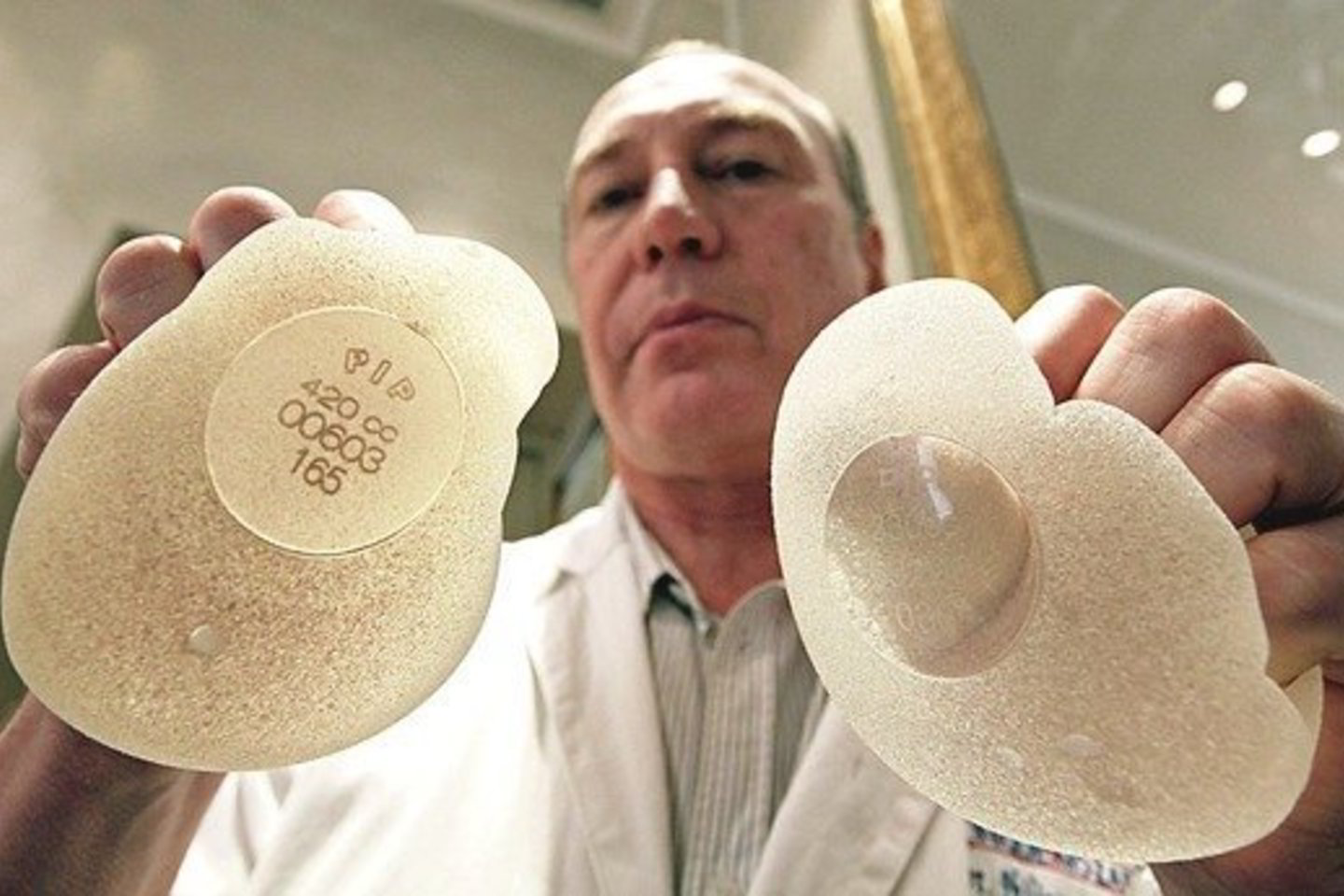 Daugybei plastikos chirurgų visame pasaulyje dabar tenka atsakinėti į savo pacienčių klausimus dėl PIP krūtų implantų.