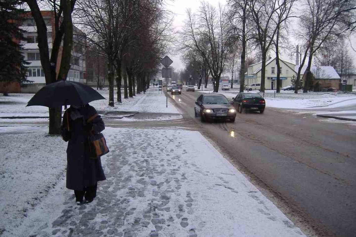 Šeštadienio popietę pūga Šilutėje nurimo, tačiau sniegas vis dar dengia miestą.