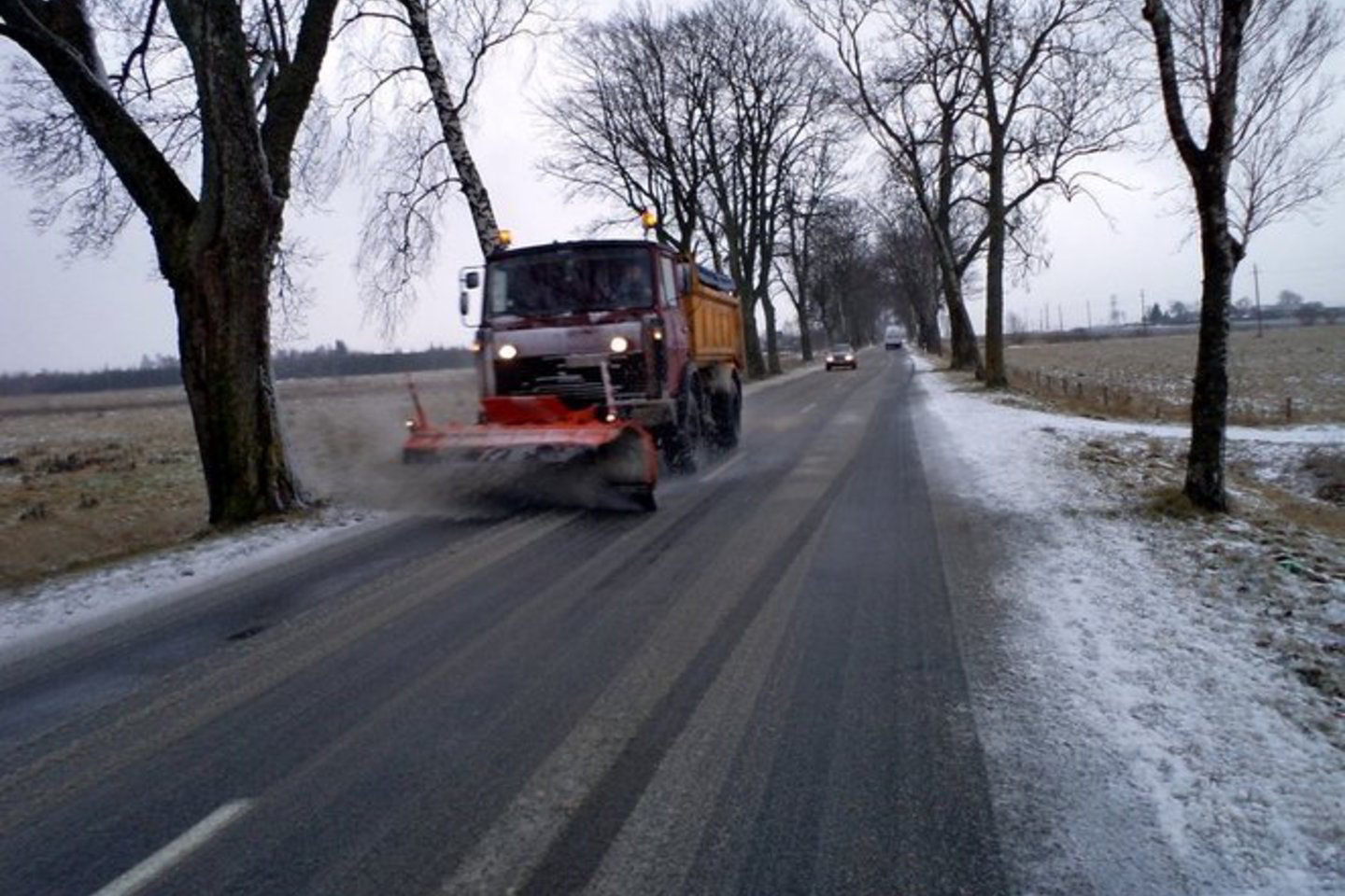 Naktį kelio dangą dengs plikledis.
