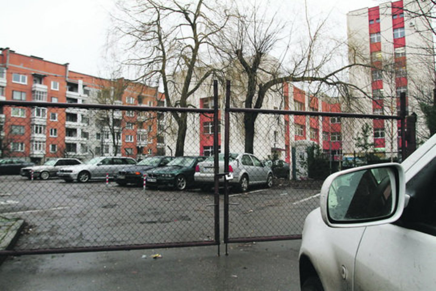 Aistrų dėl teisės statyti automobilį kilo prasidėjus kvartalo plėtrai. Vieni Pakraščio gatvės 2-ojo namo gyventojai gali statyti automobilį aikštelėje, o kiti negali.