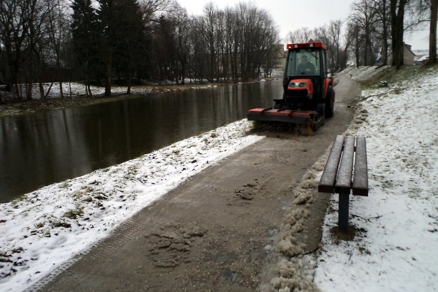 Rytą apdrėbęs pamarį sniego apklotas pavakariais išskydo.