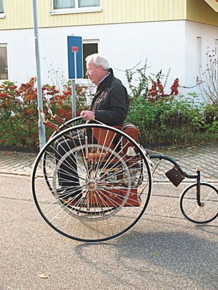 Vokietis inžinierius ir muziejininkas H.Schultzas pagal senovinius brėžinius atkūrė elektromobilį, kurį dar prieš 130 metų sukonstravo britai W.Ayrtonas ir J.Perry.
