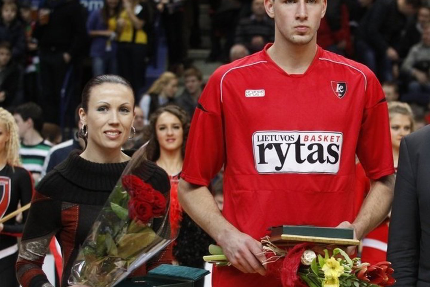 V.Valančiūnas, kuris geriausio 2011 metų Europos krepšininkų rinkimuose užėmė 11 vietą, šeštadienį atsiėmė geriausio Lietuvos krepšininko padovanojimą.