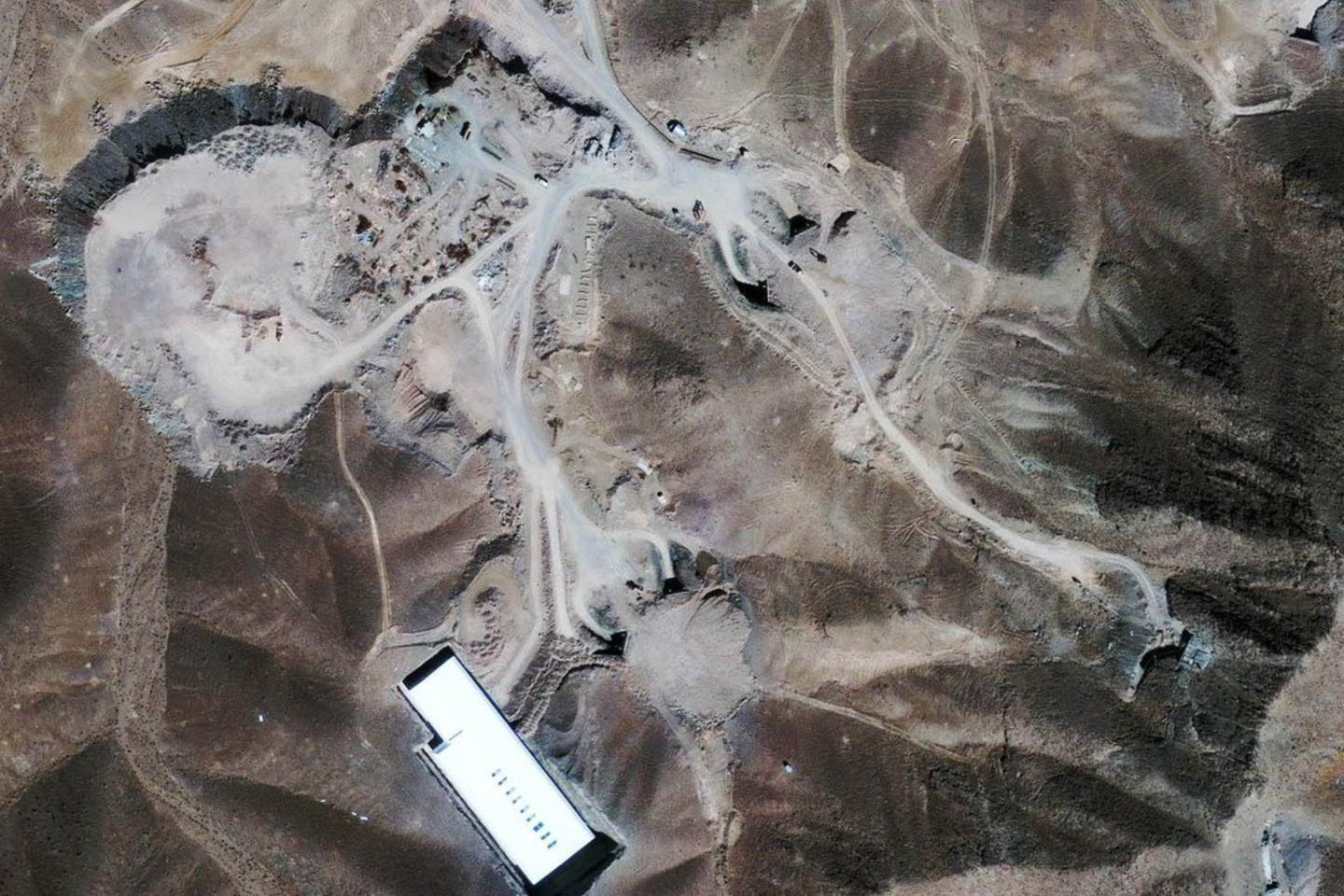 Gerai apsaugotas Fordo objektas yra įrengtas giliai kalne, 150 km į pietvakarius nuo Teherano, ir suprojektuotas taip, kad jį būtų sunku ar net neįmanoma bombarduoti.