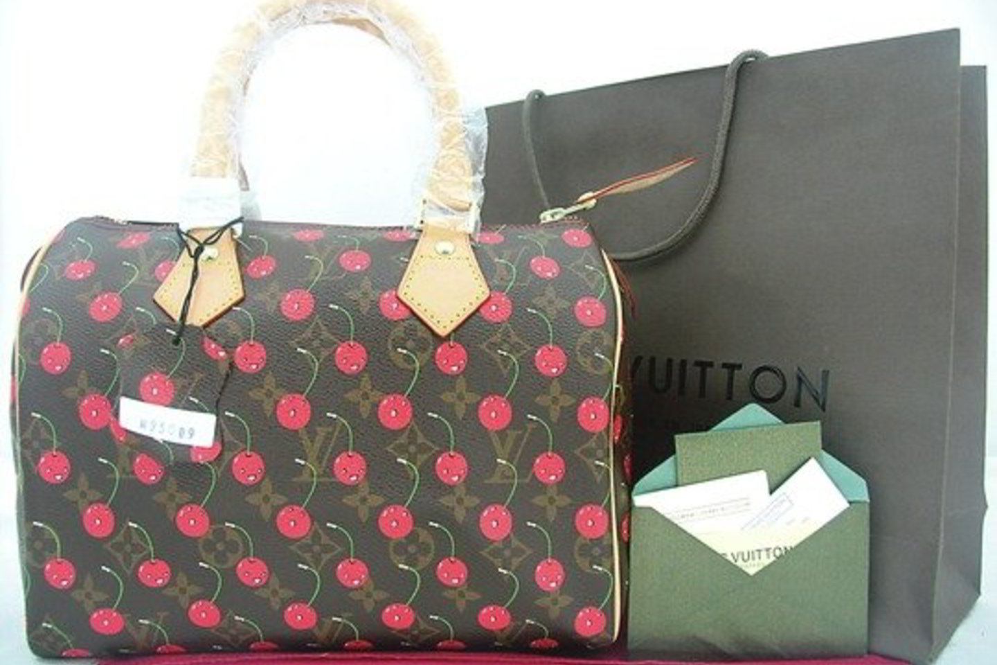 „Louis Vuitton” rankinių klastotojai kartais pamiršta, kad šis gamintojas pakuotei nenaudoja plastiko.
