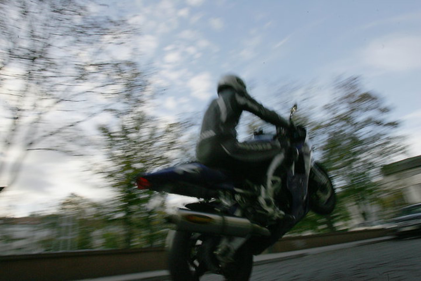 Svetimu motociklu jaunuolių kompanija džiaugėsi neilgai.