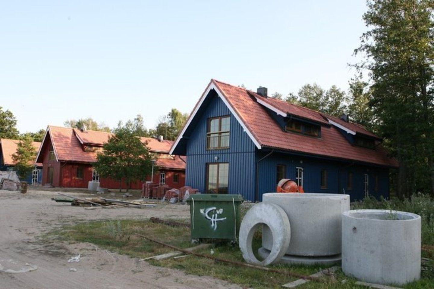 Nors Aukščiausiasis teismas įpareigojo botelius nugriauti, jie vis dar stovi.