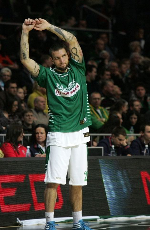 Tikrasis N.Reeveso ūgis - 201 cm.