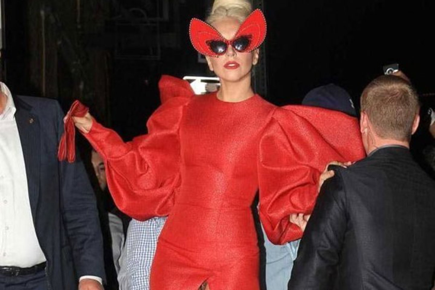 Netikėtai suklupusi su savo, turbūt, aukščiausiais batais pasaulyje, Lady Gaga parodė visiems savo intymų pirsingą.